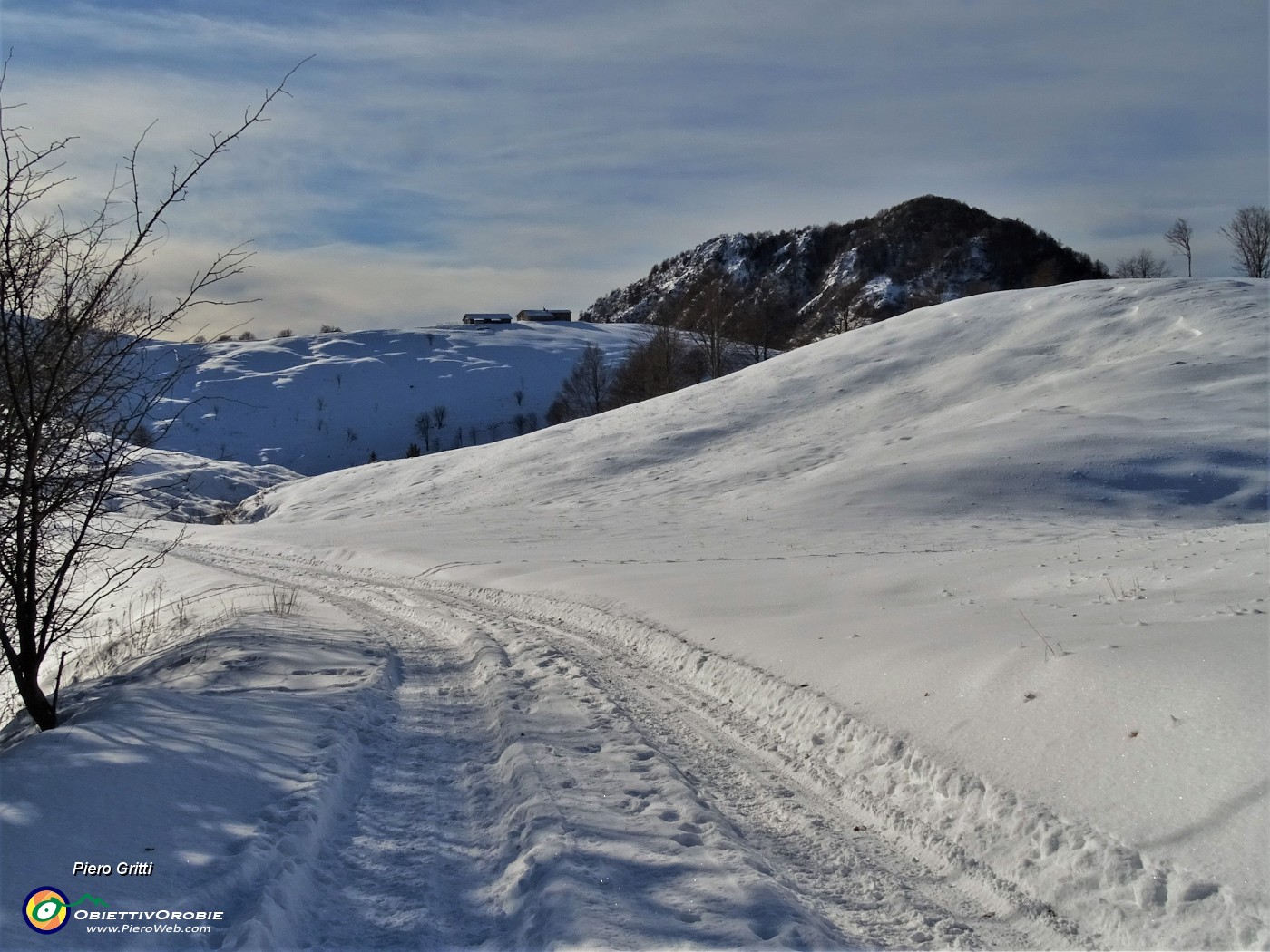 45 Alla Bocchetta di Maesimo (1560 m) il sent. 151 si unifica col sentiero proveniente dalla Culmine San Pietro .JPG